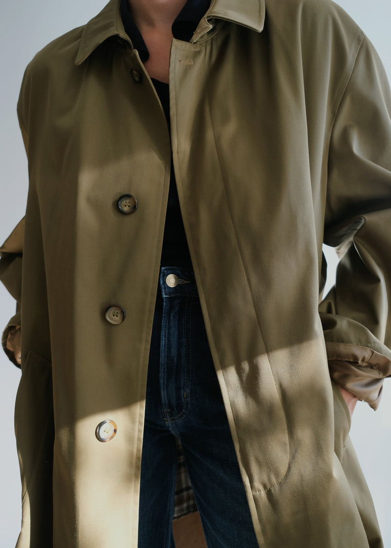 Vintage military green oversized raincoat button and fabric detail